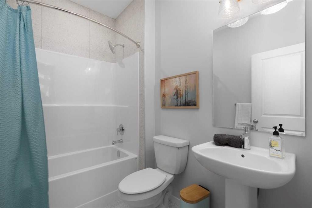 545 Bridgeport Street, Chestermere, AB - Indoor Photo Showing Bathroom