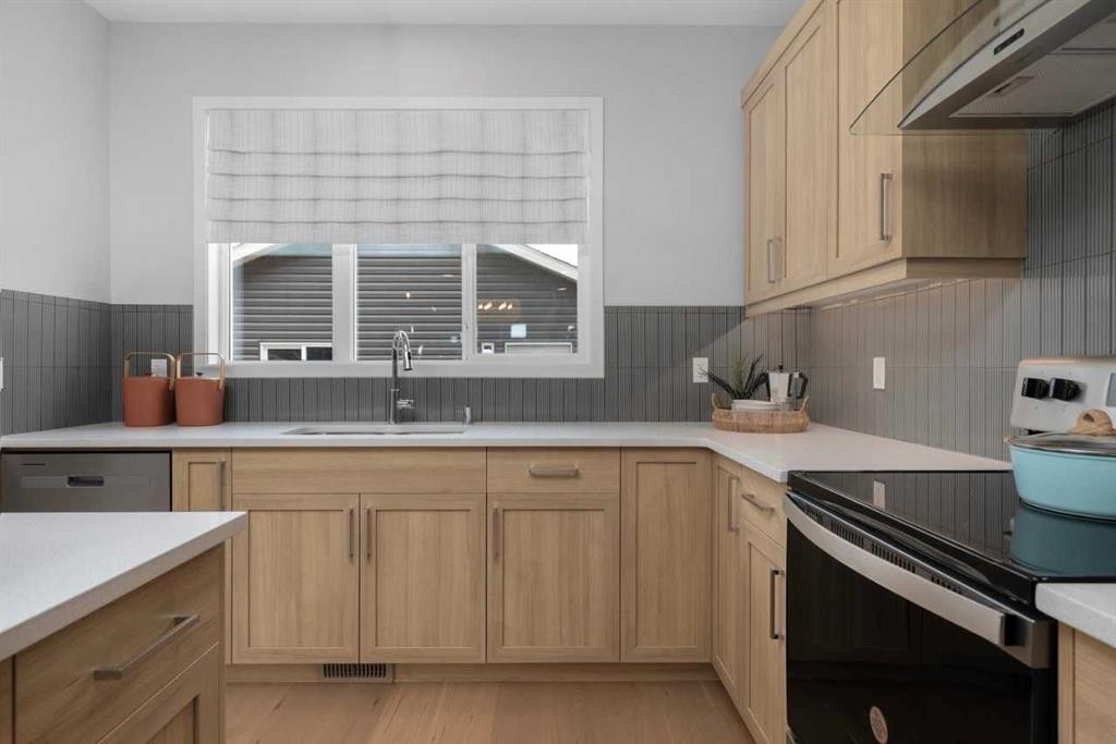 545 Bridgeport Street, Chestermere, AB - Indoor Photo Showing Kitchen