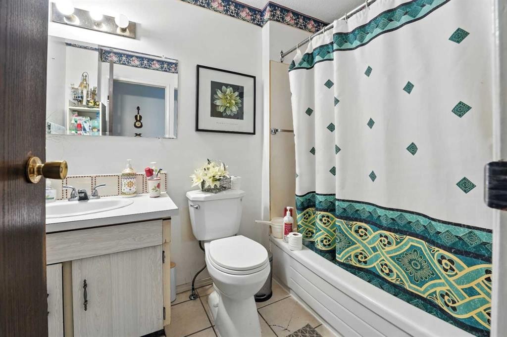 6349 58 Avenue, Red Deer, AB - Indoor Photo Showing Bathroom