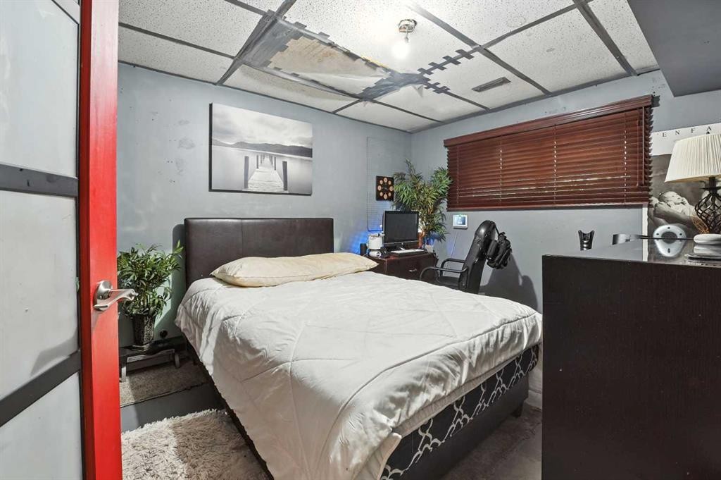 6349 58 Avenue, Red Deer, AB - Indoor Photo Showing Bedroom