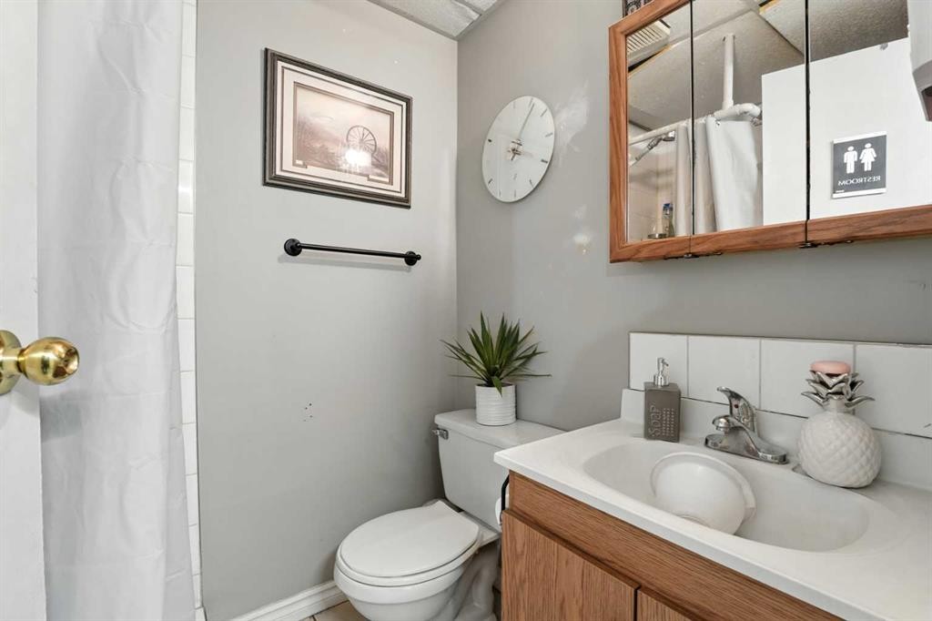 6349 58 Avenue, Red Deer, AB - Indoor Photo Showing Bathroom