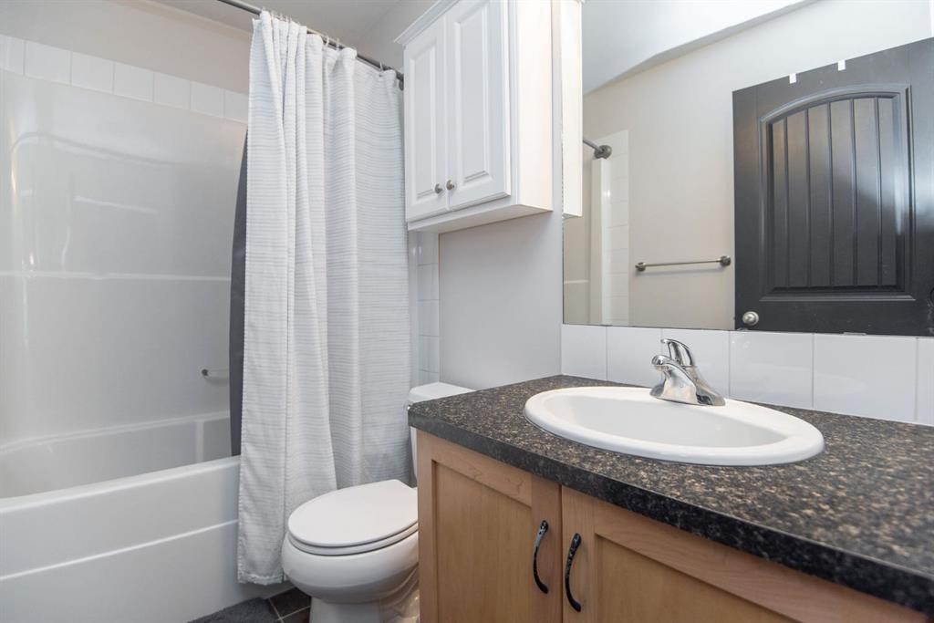 123 Bowman Circle, Sylvan Lake, AB - Indoor Photo Showing Bathroom