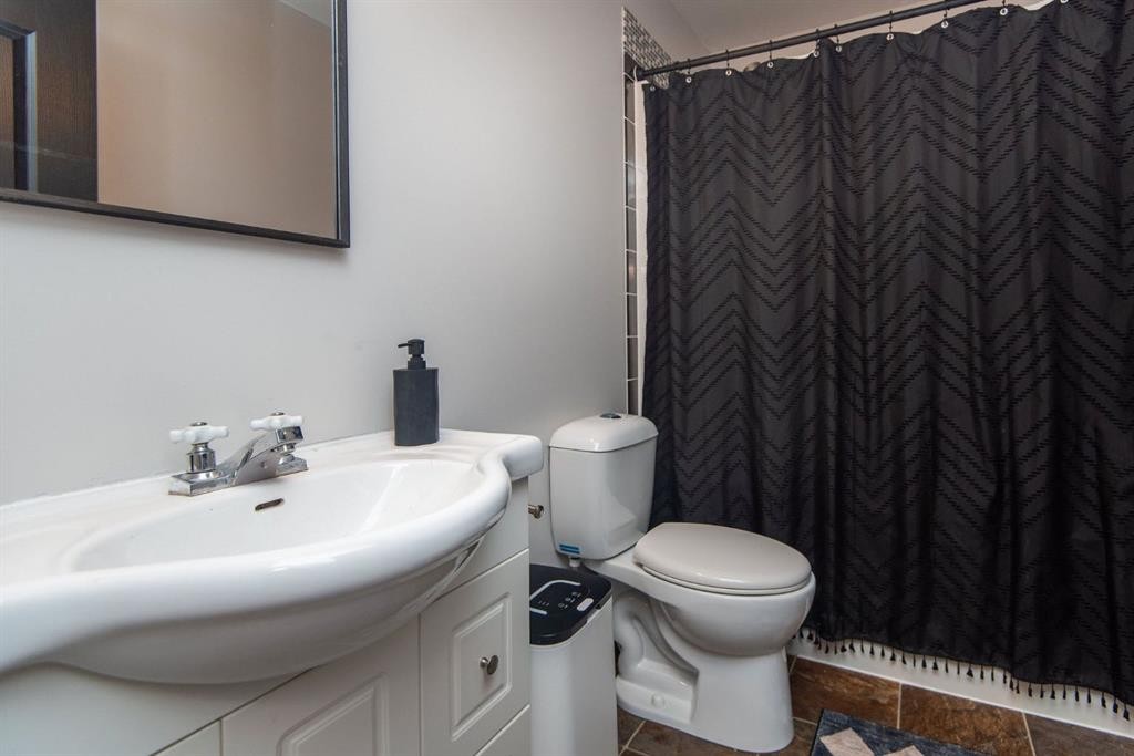123 Bowman Circle, Sylvan Lake, AB - Indoor Photo Showing Bathroom