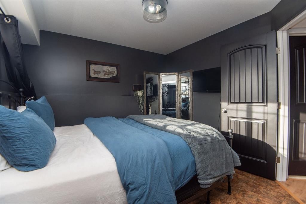 123 Bowman Circle, Sylvan Lake, AB - Indoor Photo Showing Bedroom
