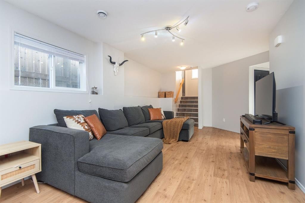 123 Bowman Circle, Sylvan Lake, AB - Indoor Photo Showing Living Room