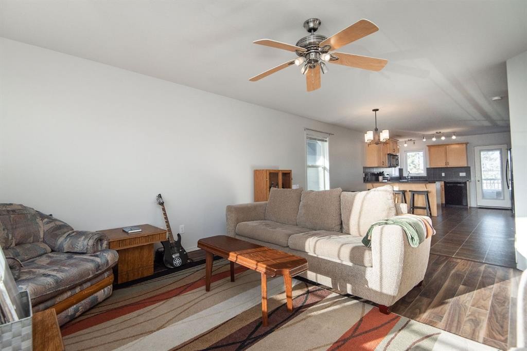 123 Bowman Circle, Sylvan Lake, AB - Indoor Photo Showing Living Room