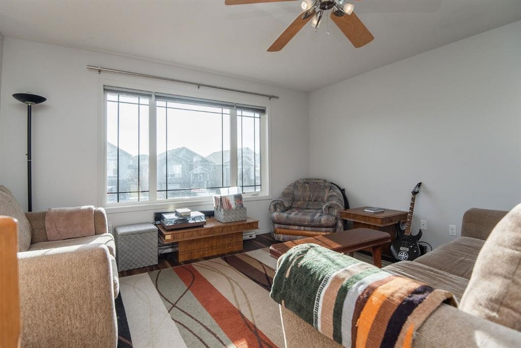 123 Bowman Circle, Sylvan Lake, AB - Indoor Photo Showing Living Room