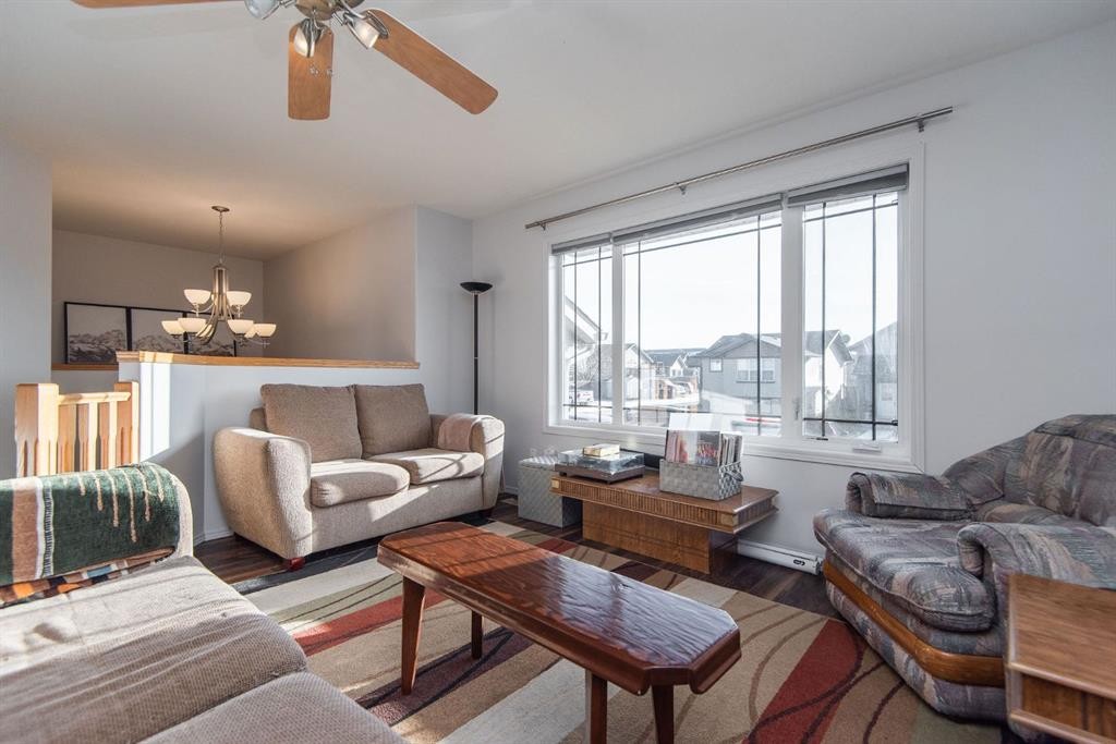 123 Bowman Circle, Sylvan Lake, AB - Indoor Photo Showing Living Room