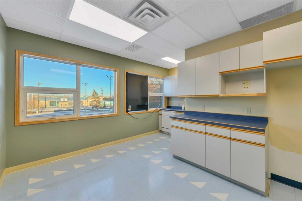 1-5116 52 Street, Red Deer, AB