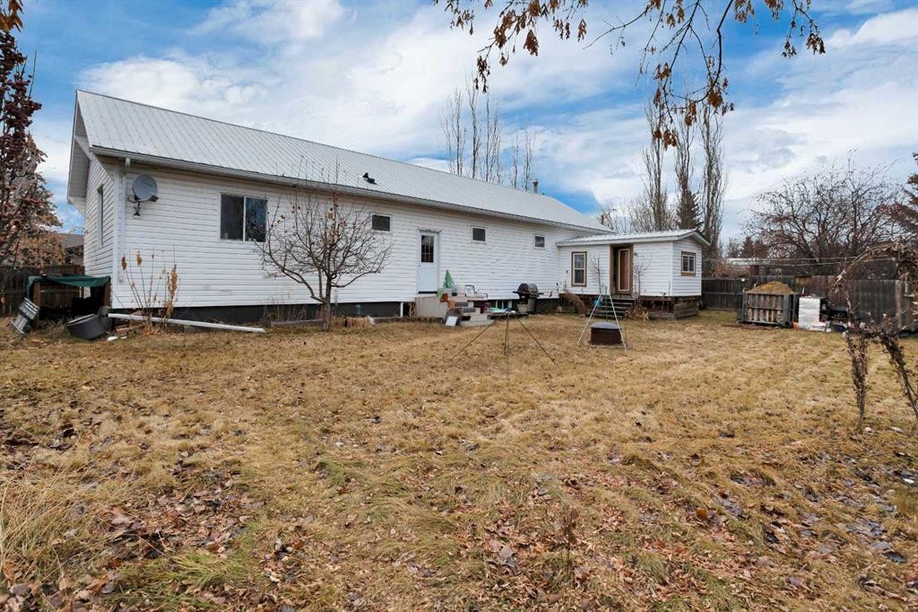 4824 50 Street, Clive, AB - Outdoor