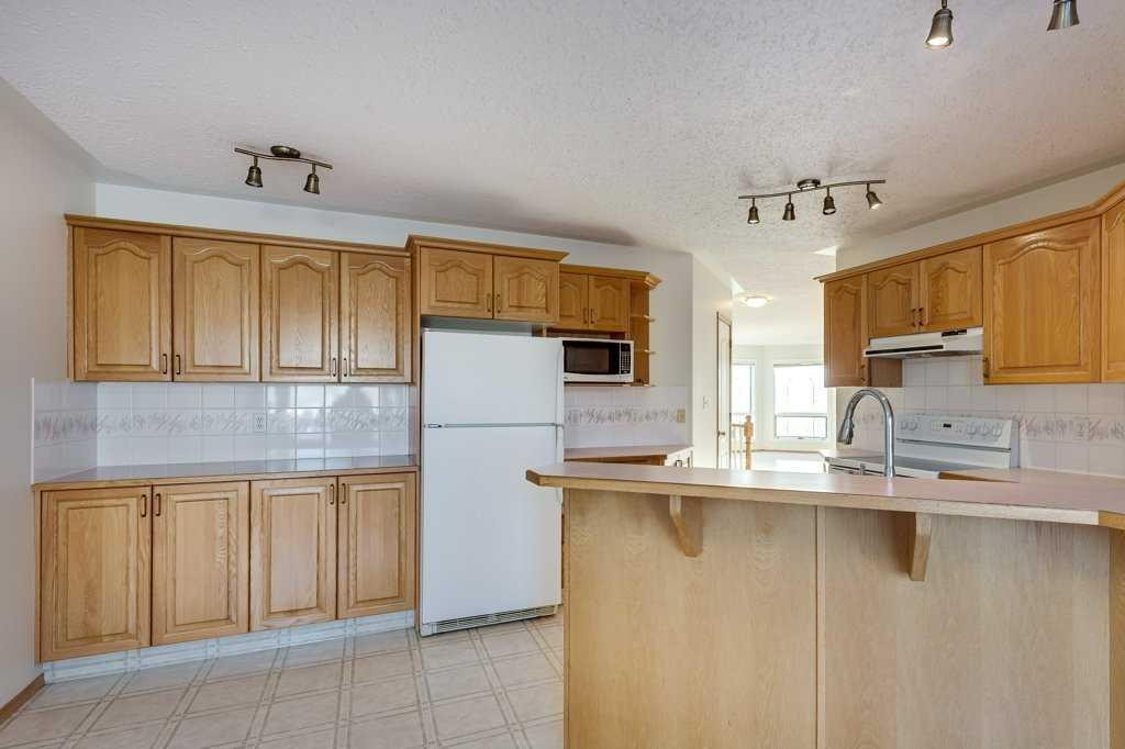 16 Lawrence Crescent, Red Deer, AB - Indoor Photo Showing Kitchen