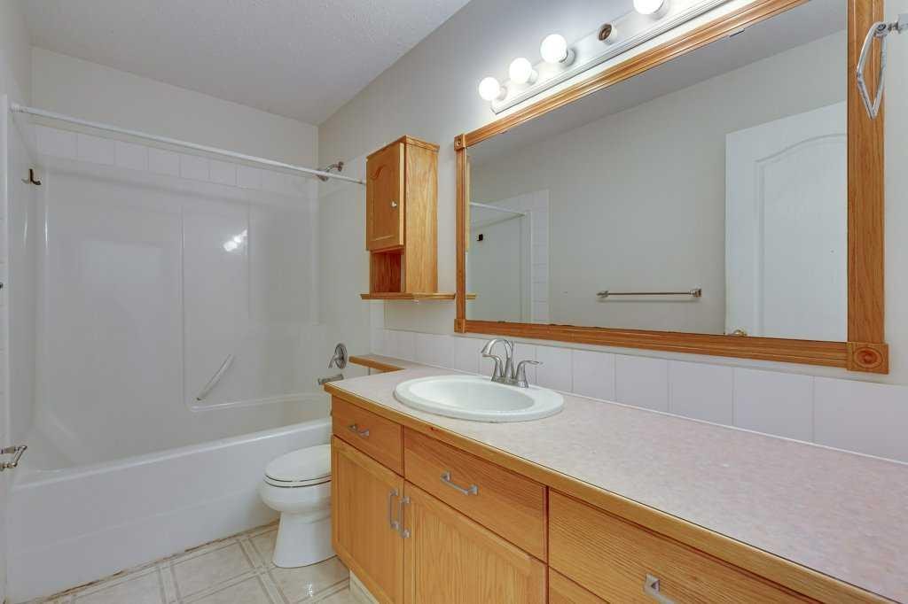 16 Lawrence Crescent, Red Deer, AB - Indoor Photo Showing Bathroom