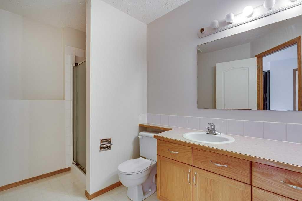 16 Lawrence Crescent, Red Deer, AB - Indoor Photo Showing Bathroom
