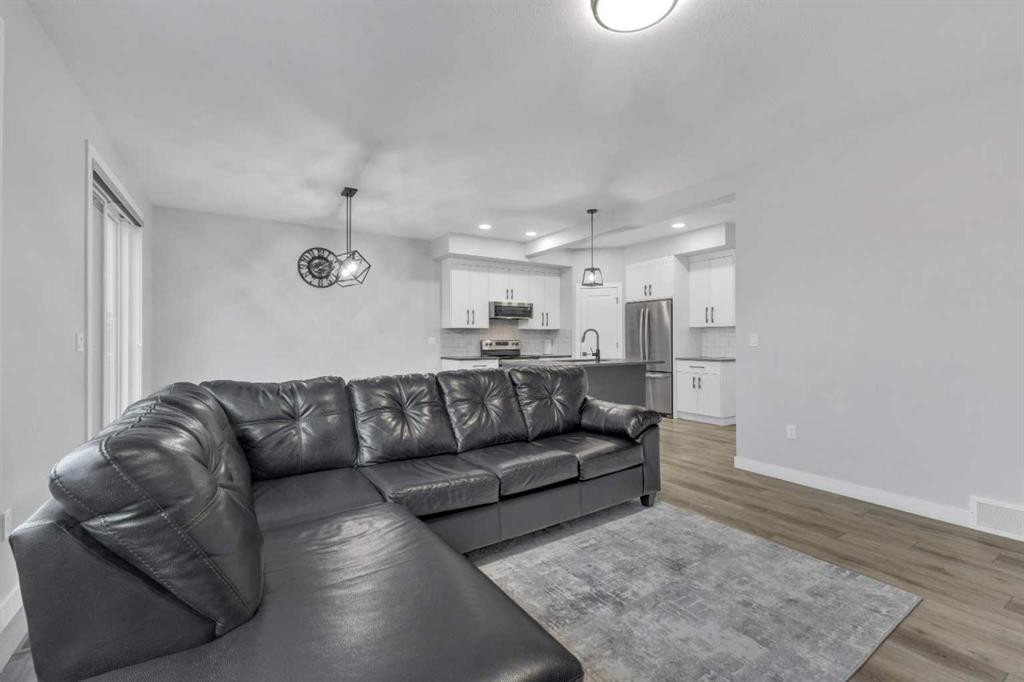 119 Crestview Boulevard, Sylvan Lake, AB - Indoor Photo Showing Living Room