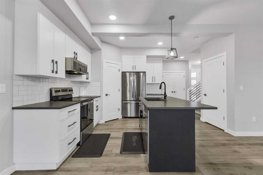 119 Crestview Boulevard, Sylvan Lake, AB - Indoor Photo Showing Kitchen With Stainless Steel Kitchen With Upgraded Kitchen
