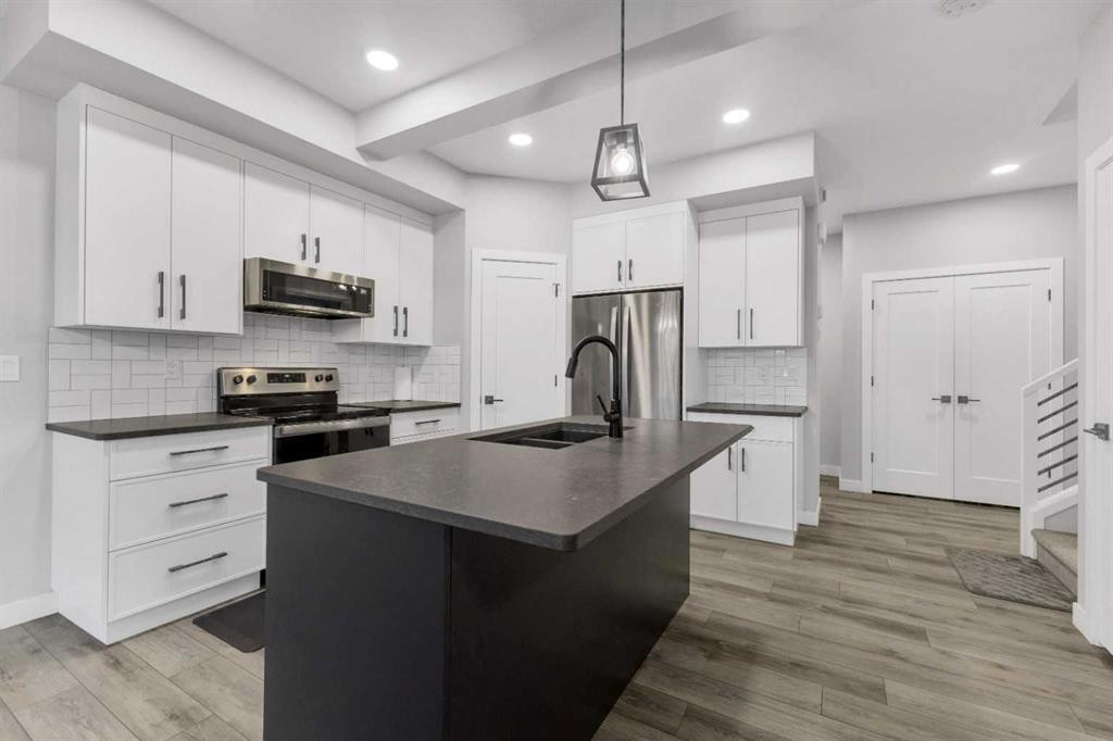 119 Crestview Boulevard, Sylvan Lake, AB - Indoor Photo Showing Kitchen With Stainless Steel Kitchen With Double Sink With Upgraded Kitchen