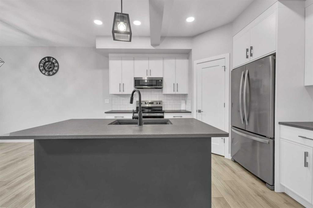119 Crestview Boulevard, Sylvan Lake, AB - Indoor Photo Showing Kitchen With Stainless Steel Kitchen With Upgraded Kitchen