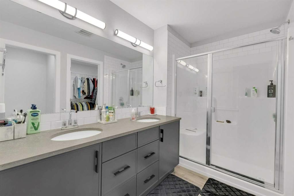 119 Crestview Boulevard, Sylvan Lake, AB - Indoor Photo Showing Bathroom