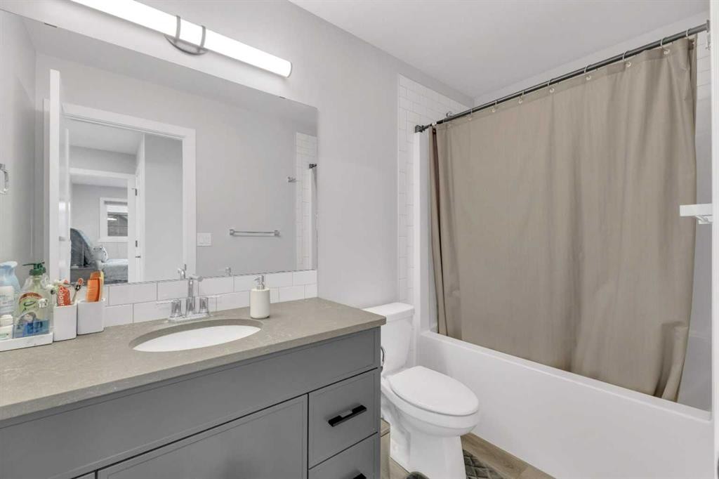 119 Crestview Boulevard, Sylvan Lake, AB - Indoor Photo Showing Bathroom