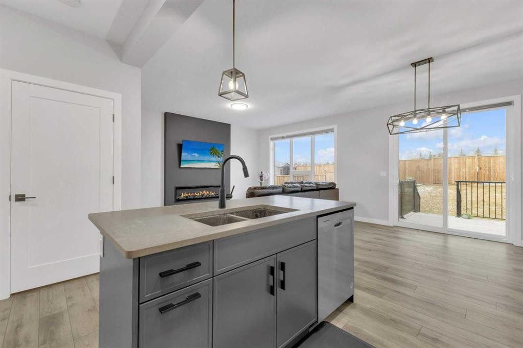 119 Crestview Boulevard, Sylvan Lake, AB - Indoor Photo Showing Kitchen With Double Sink