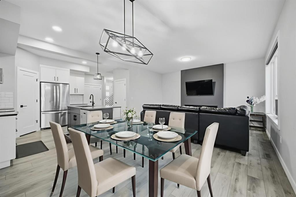 119 Crestview Boulevard, Sylvan Lake, AB - Indoor Photo Showing Dining Room