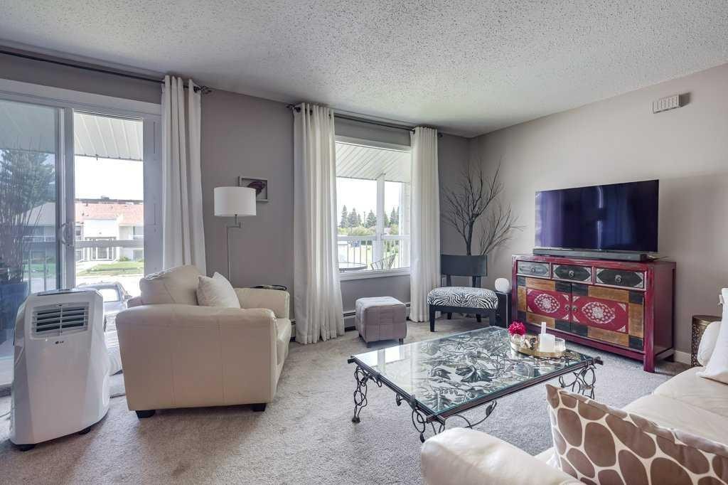 13-7 Stanton Street, Red Deer, AB - Indoor Photo Showing Living Room