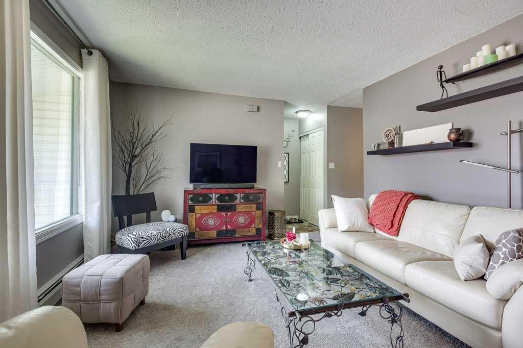13-7 Stanton Street, Red Deer, AB - Indoor Photo Showing Living Room