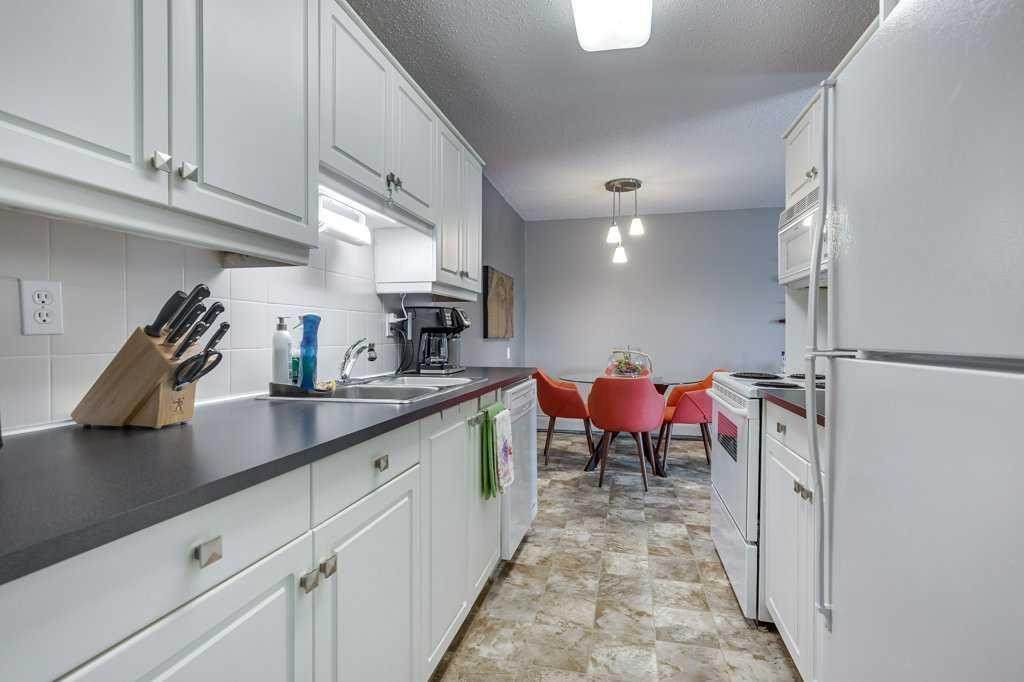 13-7 Stanton Street, Red Deer, AB - Indoor Photo Showing Kitchen