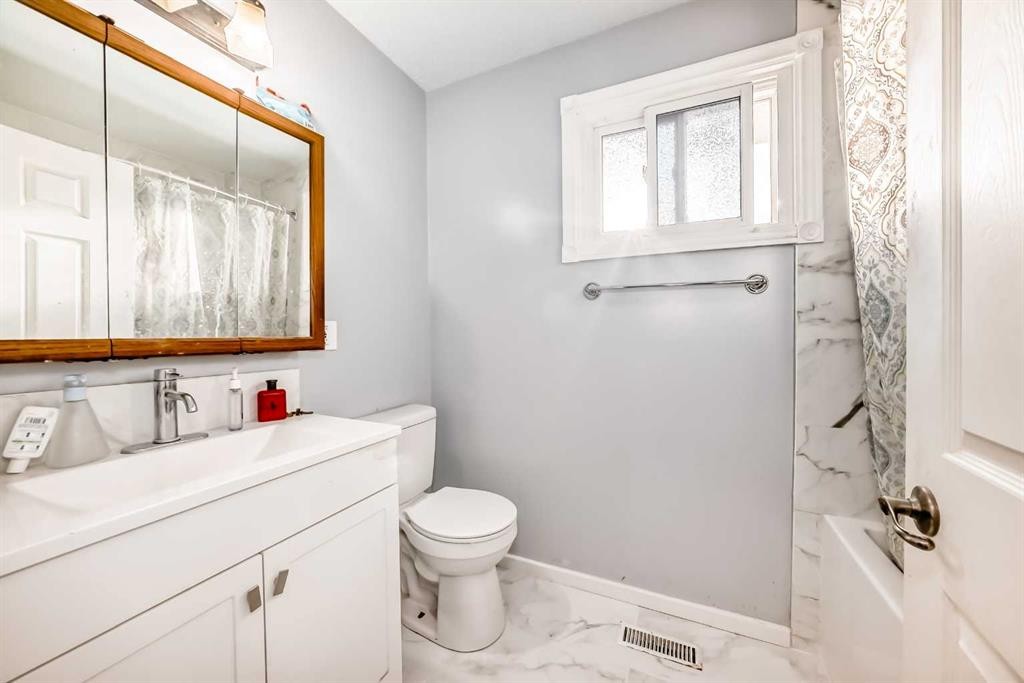 B1-35 Nash, Red Deer, AB - Indoor Photo Showing Bathroom