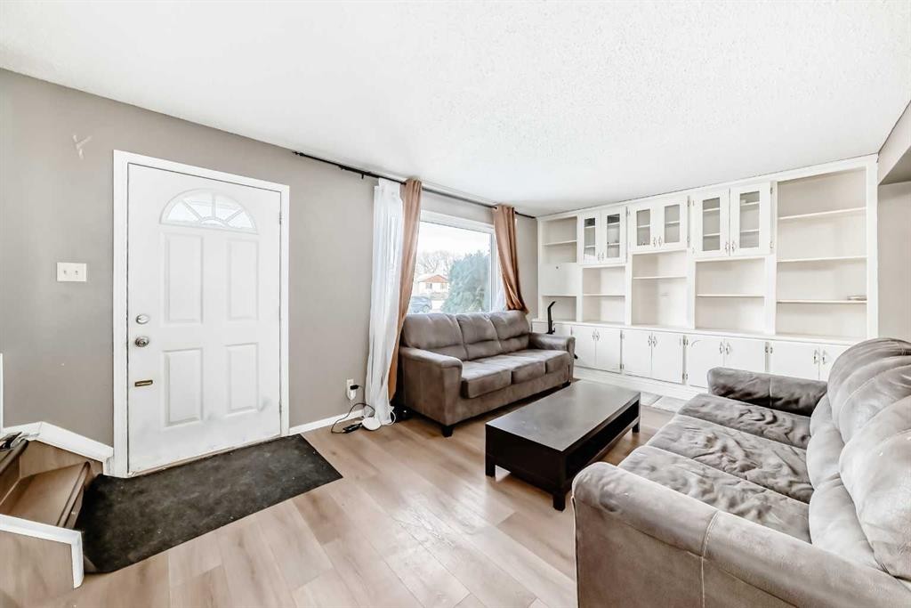 B1-35 Nash, Red Deer, AB - Indoor Photo Showing Living Room