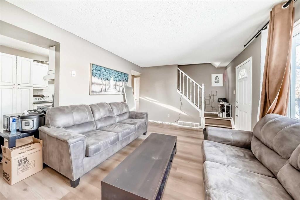 B1-35 Nash, Red Deer, AB - Indoor Photo Showing Living Room