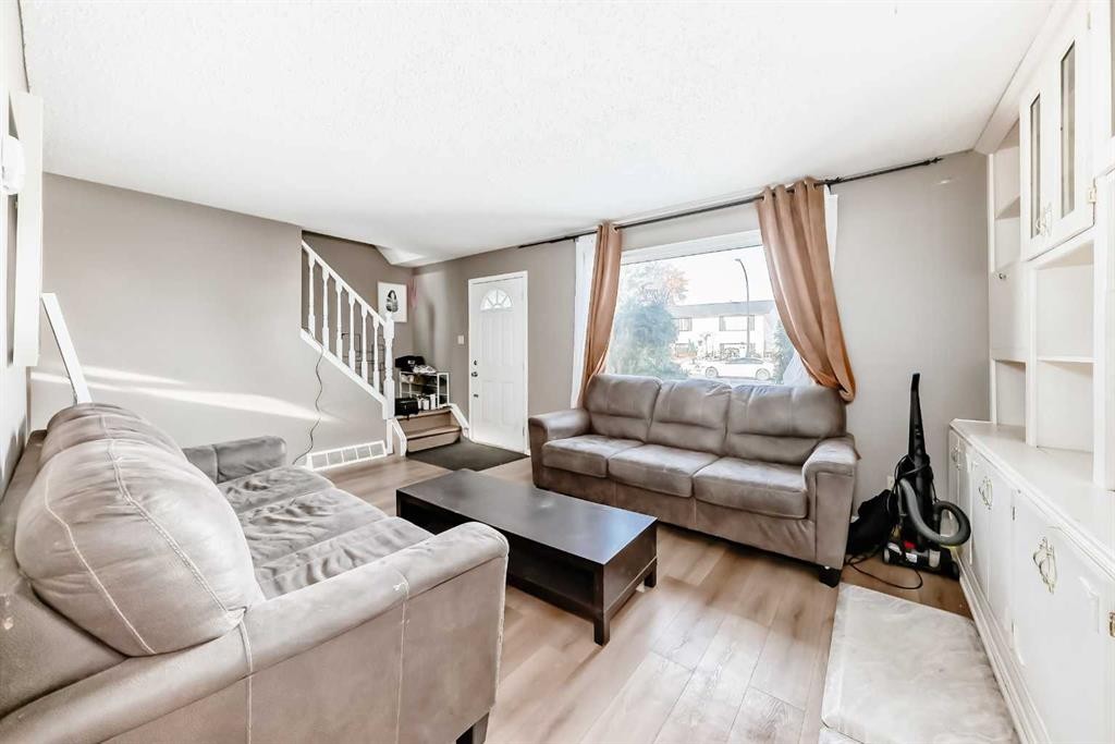 B1-35 Nash, Red Deer, AB - Indoor Photo Showing Living Room