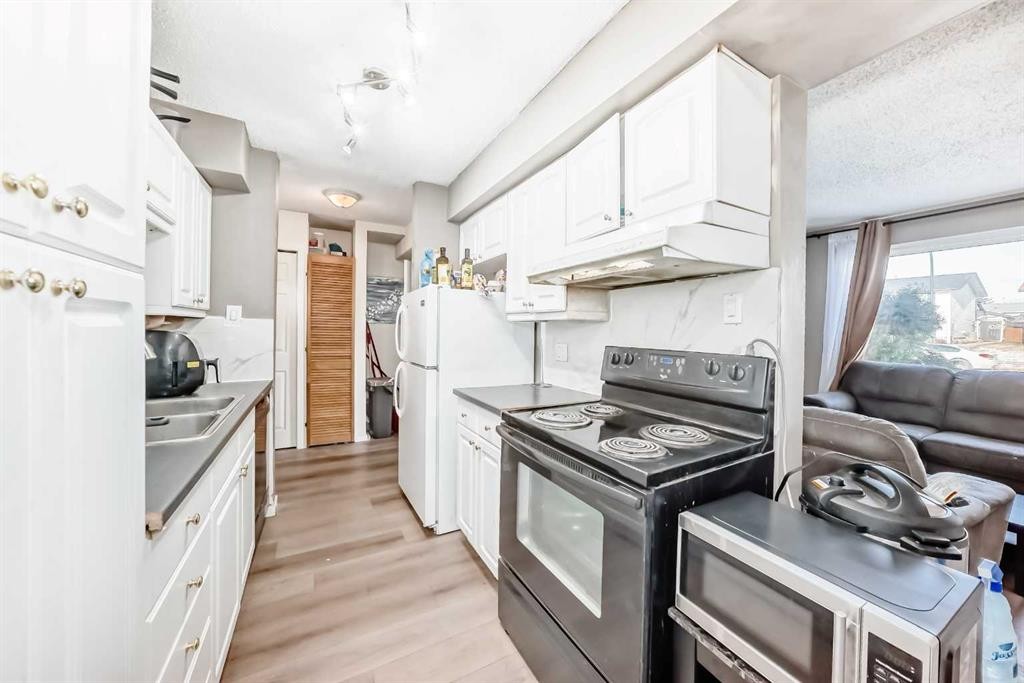 B1-35 Nash, Red Deer, AB - Indoor Photo Showing Kitchen