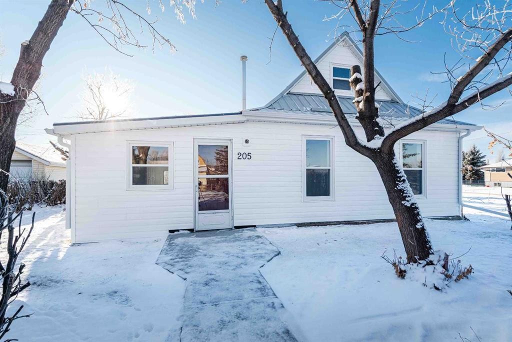 205 Trochu Avenue, Trochu, AB - Outdoor