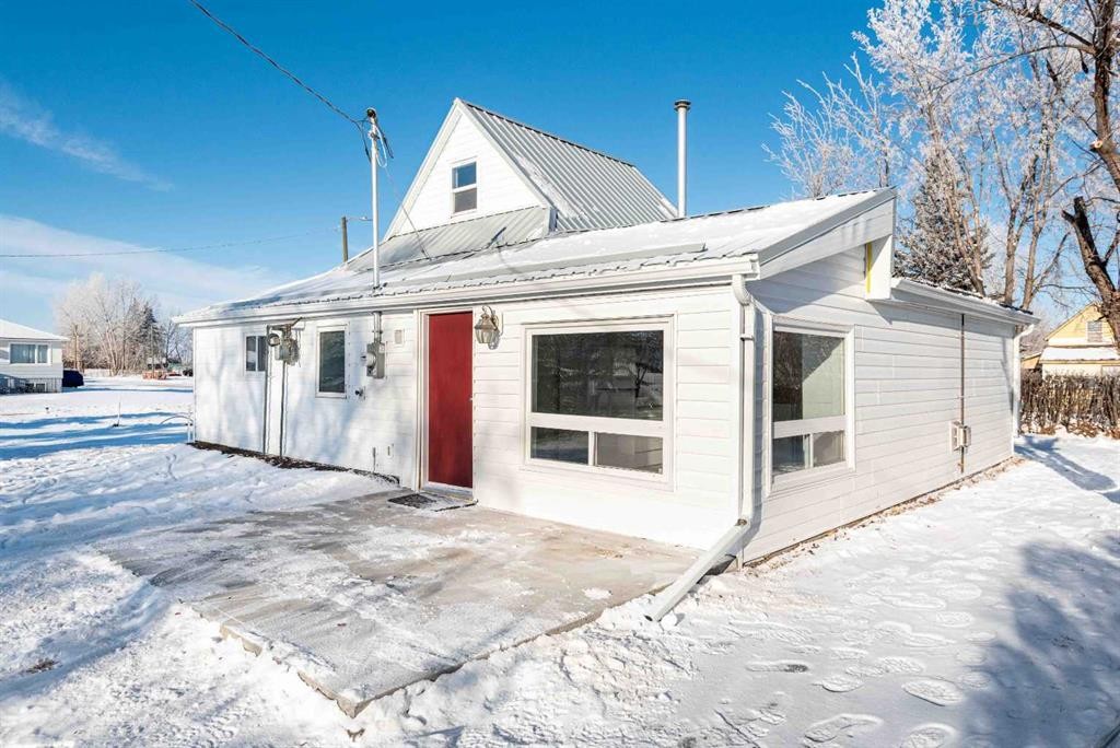 205 Trochu Avenue, Trochu, AB - Outdoor
