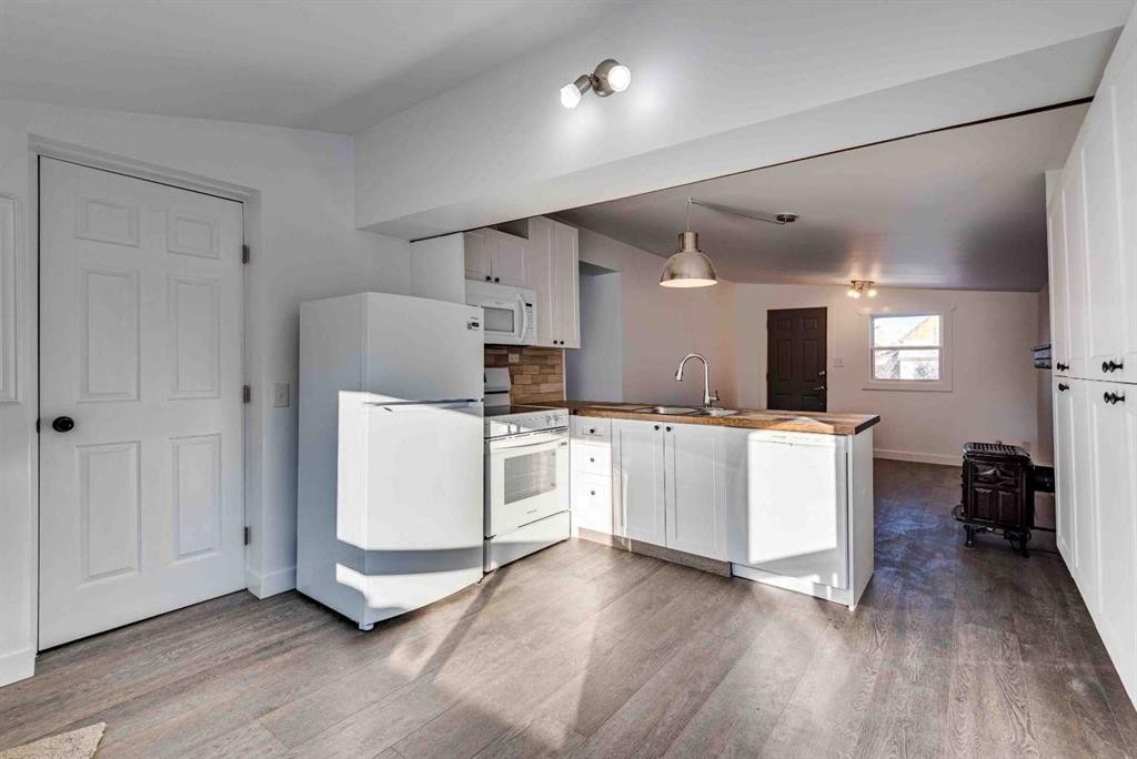 205 Trochu Avenue, Trochu, AB - Indoor Photo Showing Kitchen