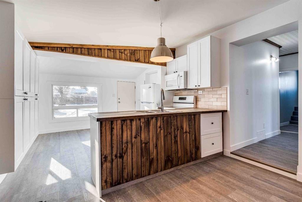 205 Trochu Avenue, Trochu, AB - Indoor Photo Showing Kitchen