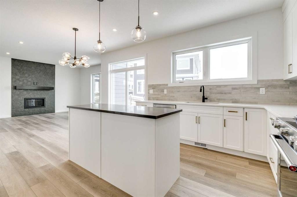 285 Creekstone Hill Sw, Calgary, AB - Indoor Photo Showing Kitchen With Upgraded Kitchen