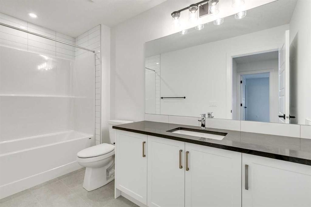 285 Creekstone Hill Sw, Calgary, AB - Indoor Photo Showing Bathroom