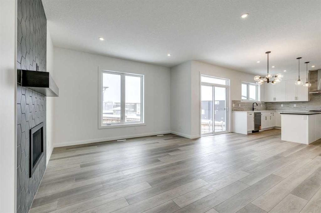 285 Creekstone Hill Sw, Calgary, AB - Indoor Photo Showing Kitchen With Upgraded Kitchen