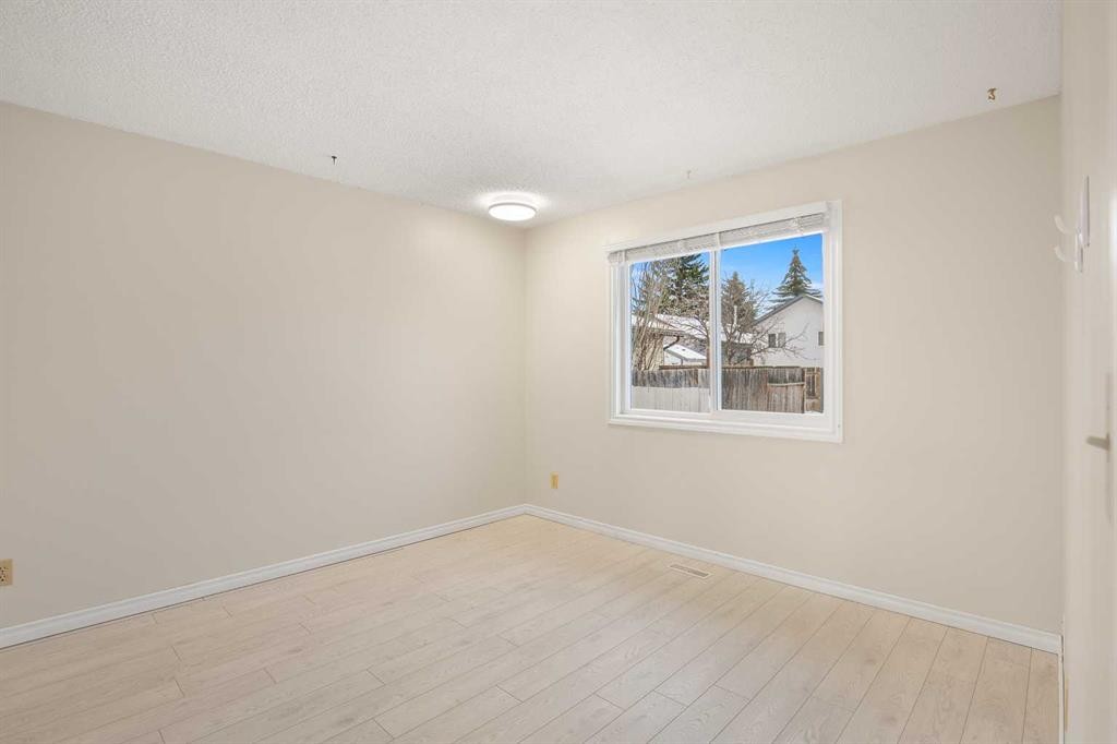 99 Dawson Street, Red Deer, AB - Indoor Photo Showing Other Room