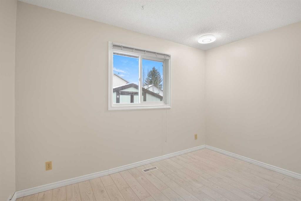 99 Dawson Street, Red Deer, AB - Indoor Photo Showing Other Room