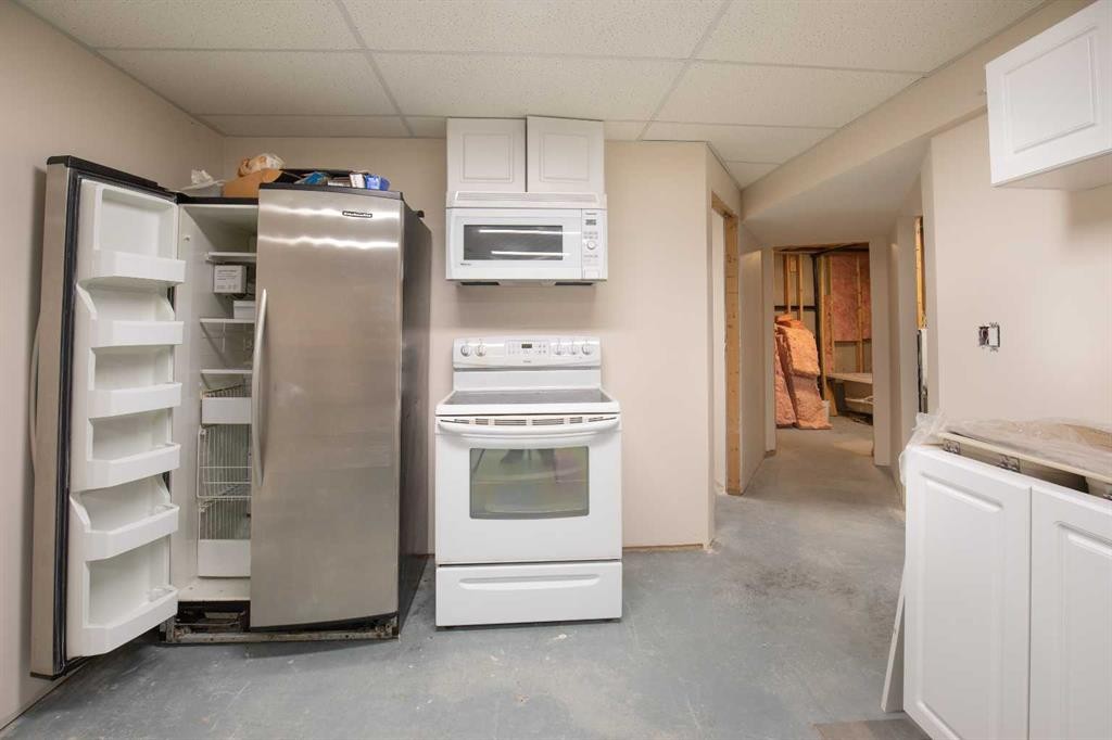 99 Dawson Street, Red Deer, AB - Indoor Photo Showing Kitchen