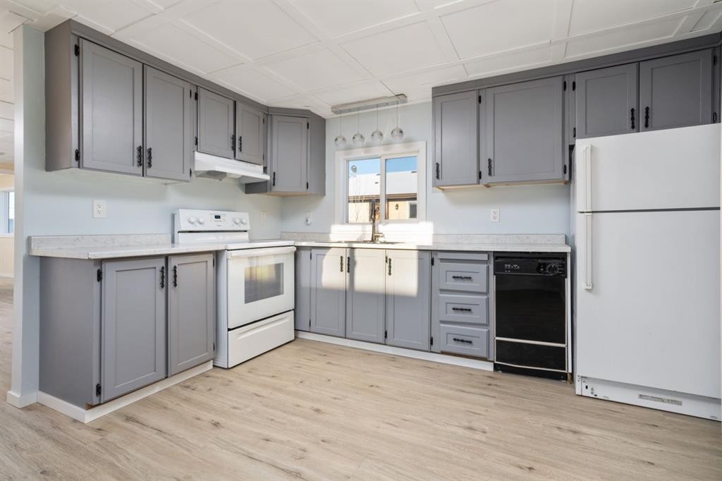 11 1St Avenue North, Hay Lakes, AB - Indoor Photo Showing Kitchen