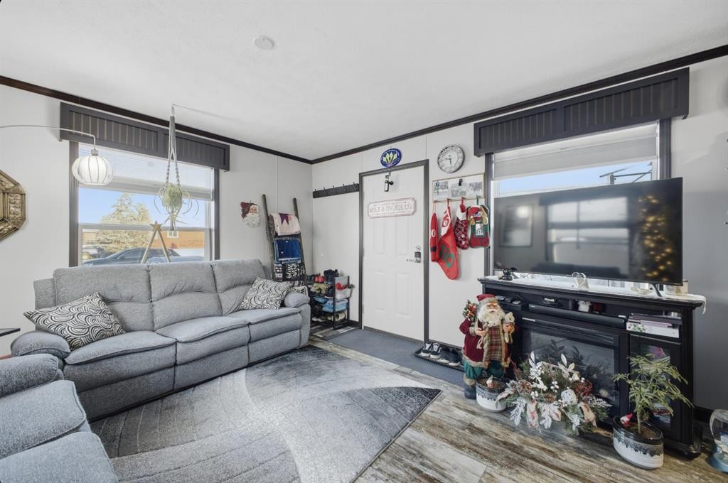 40-41019 Range Road 11, Rural Lacombe County, AB - Indoor Photo Showing Living Room