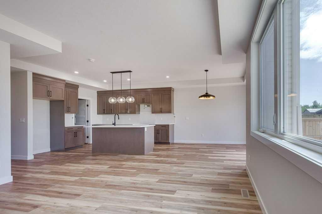 117 Crestview Boulevard, Sylvan Lake, AB - Indoor Photo Showing Kitchen