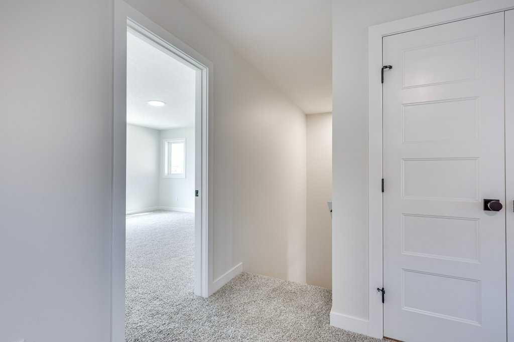 117 Crestview Boulevard, Sylvan Lake, AB - Indoor Photo Showing Other Room