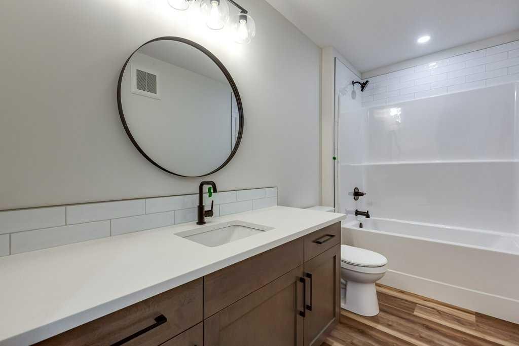 117 Crestview Boulevard, Sylvan Lake, AB - Indoor Photo Showing Bathroom