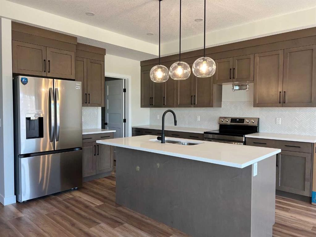117 Crestview Boulevard, Sylvan Lake, AB - Indoor Photo Showing Kitchen With Stainless Steel Kitchen With Upgraded Kitchen