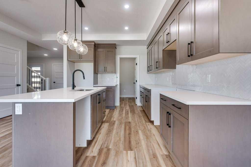 117 Crestview Boulevard, Sylvan Lake, AB - Indoor Photo Showing Kitchen With Upgraded Kitchen